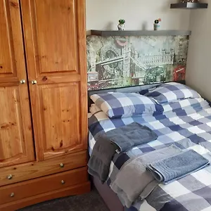 Double Bedroom Sleeps 1 Or 2 With Back Garden View Homestay